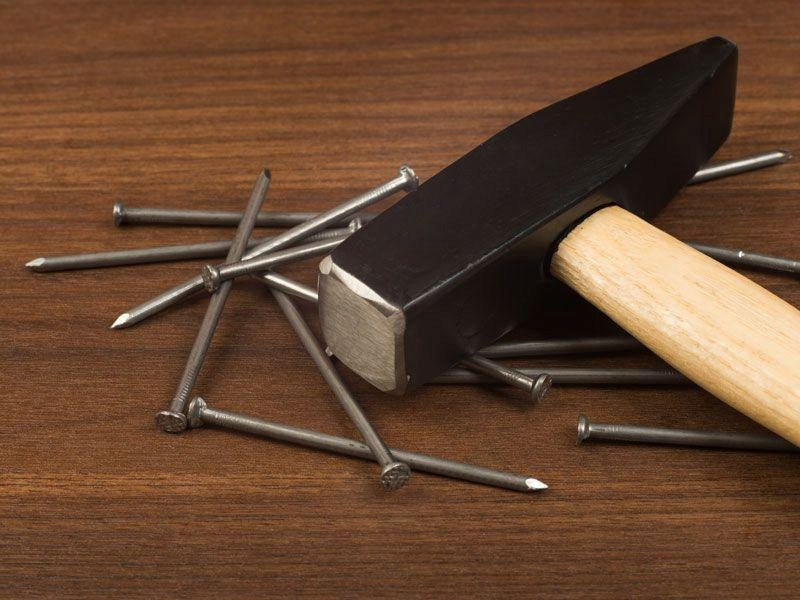 MŁOTEK ŚLUSARSKI KUTY 100g Z DREWNIANYM LAKIEROWANYM TRZONKIEM WARSZTATOWY